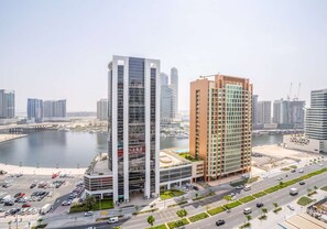 Front of property - Elegant Studio Canal View Top Facilities (Dubai)