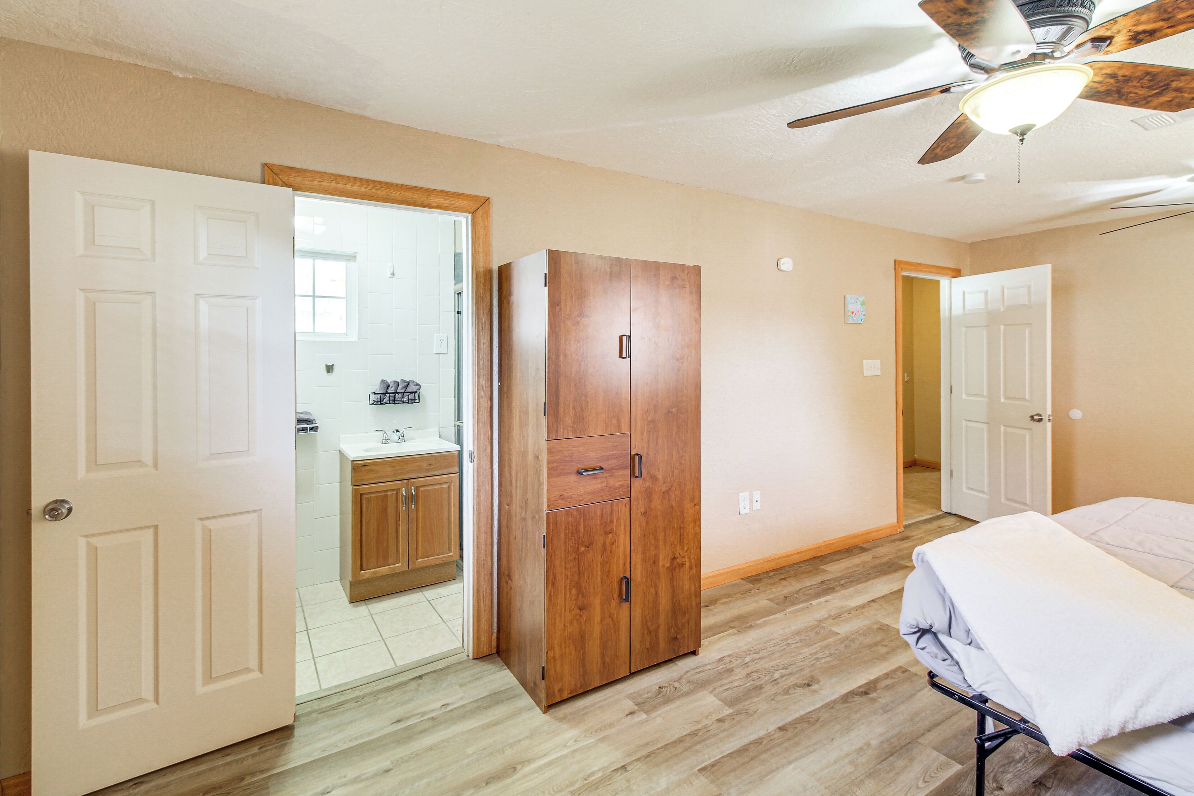 3 bedrooms, desk, travel cot, Internet