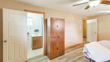 3 bedrooms, desk, travel cot, Internet