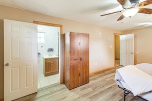 3 bedrooms, desk, travel cot, Internet