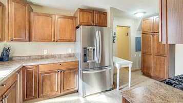 Fridge, microwave, stovetop, dishwasher
