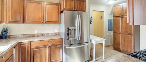Fridge, microwave, stovetop, dishwasher