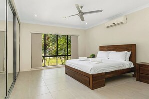 4 Schlafzimmer, Schreibtisch, Bügeleisen/Bügelbrett, WLAN