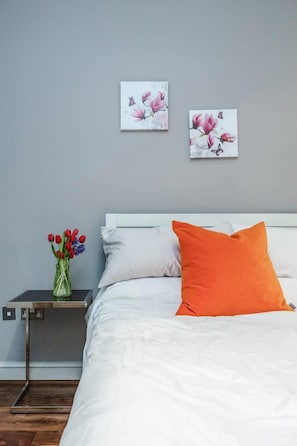 2 habitaciones, tabla de planchar con plancha y cuna de viaje 