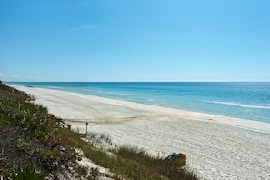 Una playa cerca, sillas reclinables de playa, toallas de playa