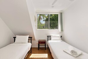 2 bedrooms, desk, iron/ironing board, WiFi