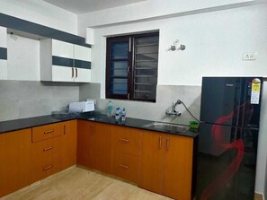 Oven, stovetop, blender, cookware/dishes/utensils - Heart of Rishikesh just 2 minutes away from Maa Ganga River... (rishikesh)