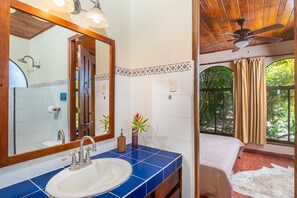 Regadera, secadora de cabello, toallas, jabón 