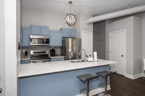 House, Multiple Beds, Kitchen | Private kitchen | Fridge, microwave, oven, stovetop - Heart of Mainstrasse Suites (Covington)