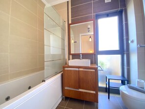 Bathtub, hair dryer, towels - OLHÃO STYLISH by HOMING (Olhão)