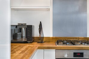 Micro-ondas, fogão, lava-louças, cafeteira/chaleira