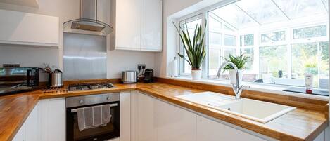 Microondas, horno, lavavajillas y cafetera y tetera