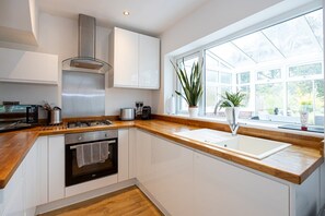 Mikrowelle, Ofen, Geschirrspüler, Wasserkocher mit Kaffee-/Teezubehör