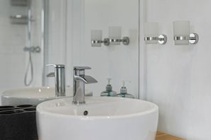 Badewanne, Haartrockner, Handtücher