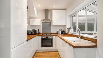 Mikrobølgeovn, ovn, oppvaskmaskin og kaffetrakter/tekoker