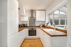 Microwave, oven, dishwasher, coffee/tea maker