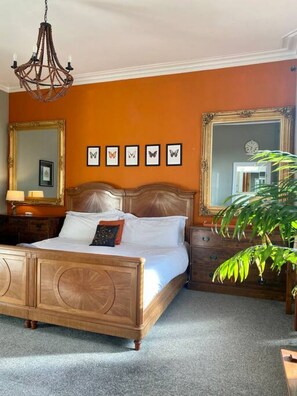 5 Schlafzimmer, Schreibtisch, Bügeleisen/Bügelbrett, Reisekinderbett