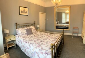 6 bedrooms, desk, iron/ironing board, travel cot