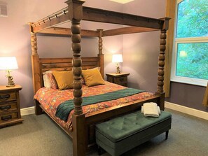 6 Schlafzimmer, Schreibtisch, Bügeleisen/Bügelbrett, Reisekinderbett