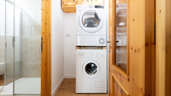 Apartment (1 Bedroom) | Badezimmer