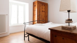 1 bedroom, Egyptian cotton sheets, premium bedding, iron/ironing board