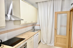 Refrigerador, microondas, horno y lavavajillas