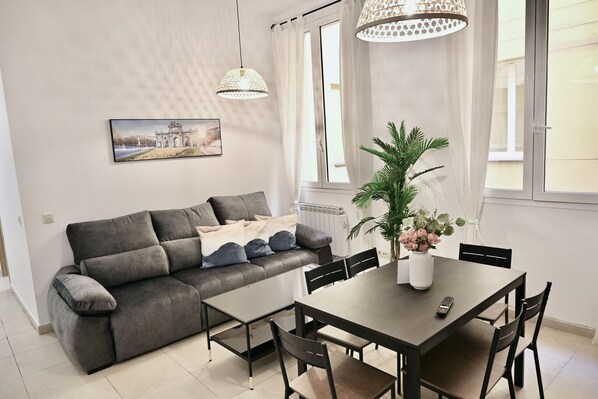 TV - Central apartment on Calle Infantas (Madrid)