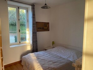 2 bedrooms, iron/ironing board, free WiFi - Gîte de Villecomte - Two Bedroom Apartment, Sleeps 4 (Sainte-Solange)