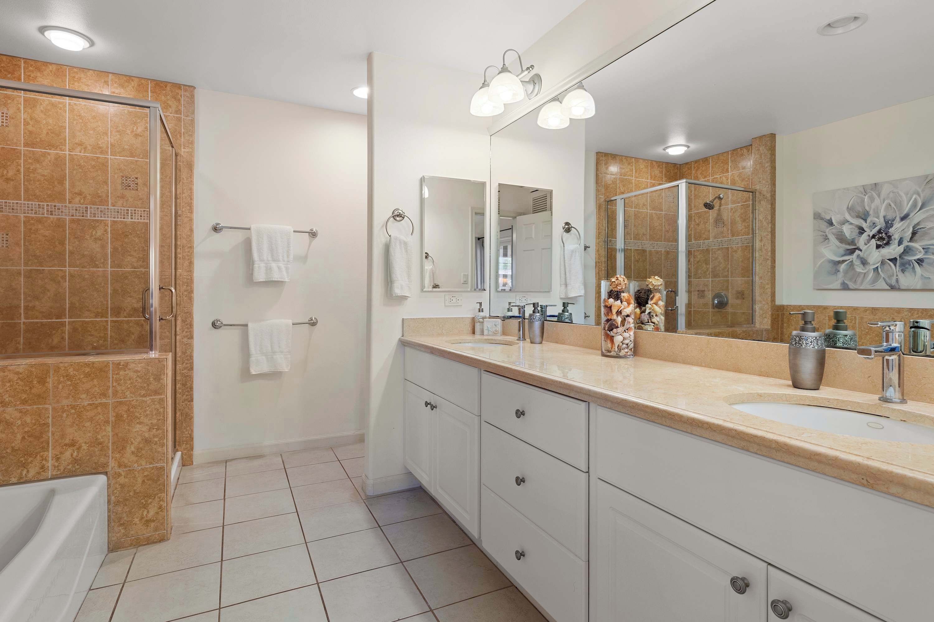 Een moderne badkamer met een grote spiegel, twee wastafels en een douchehoek.
