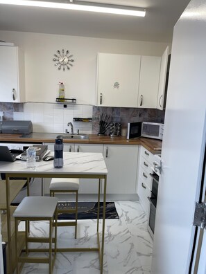 Private kitchen - Stunning Welcoming Cosy Apartment in London (London)