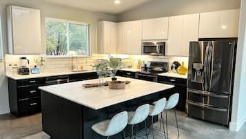 KĂŒhlschrank, Mikrowelle, Ofen, Herdplatte