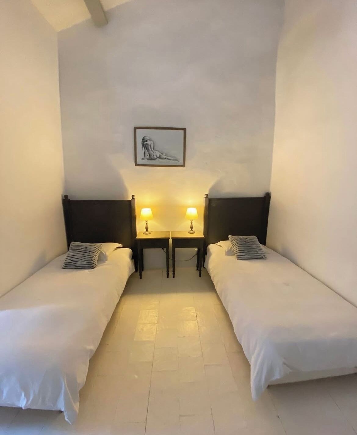 Kamar Twin Comfort | Seprai premium, selimut bulu angsa, dan didekorasi berbeda-beda