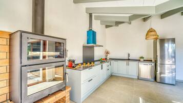 Frigorífico, microondas, horno y lavavajillas