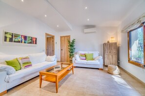 TV, fireplace - Finca with swimming pool Can Davero in Mallorca (Binissalem)