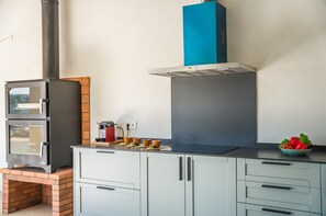 Kühlschrank, Mikrowelle, Ofen, Geschirrspüler