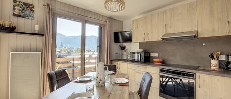 Coffee/tea maker, fridge, microwave, oven