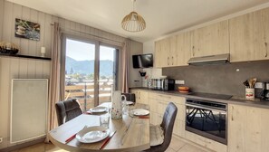 Fridge, microwave, oven, coffee/tea maker