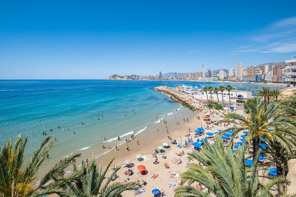 Una spiaggia nelle vicinanze