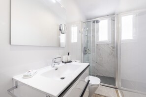 Dusche, Haartrockner, Handtücher