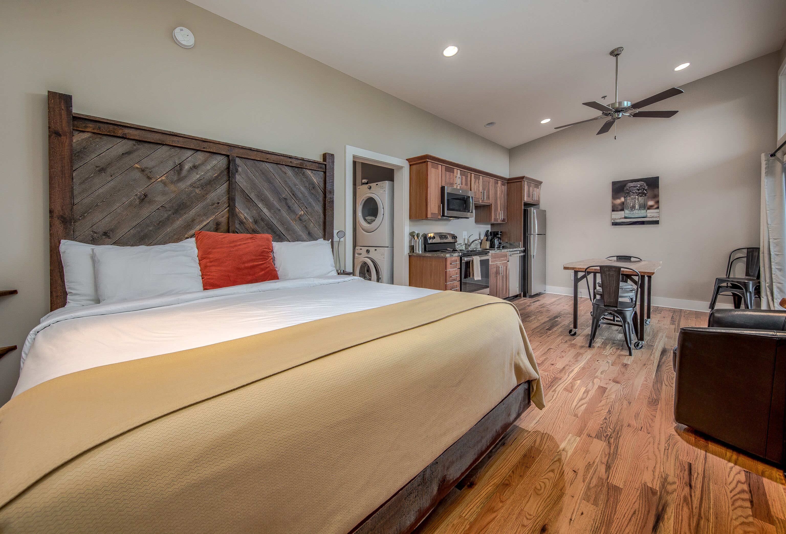 Luxury Studio Suite, 1 King Bed, Balcony, Mountainside | Premium bedding, free WiFi, bed sheets