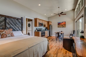 Suite estudio de lujo, 1 cama de matrimonio grande, balcón, junto a la montaña | Zona de estar | Smart TV de 48 pulgadas con canales digitales, servicios de streaming