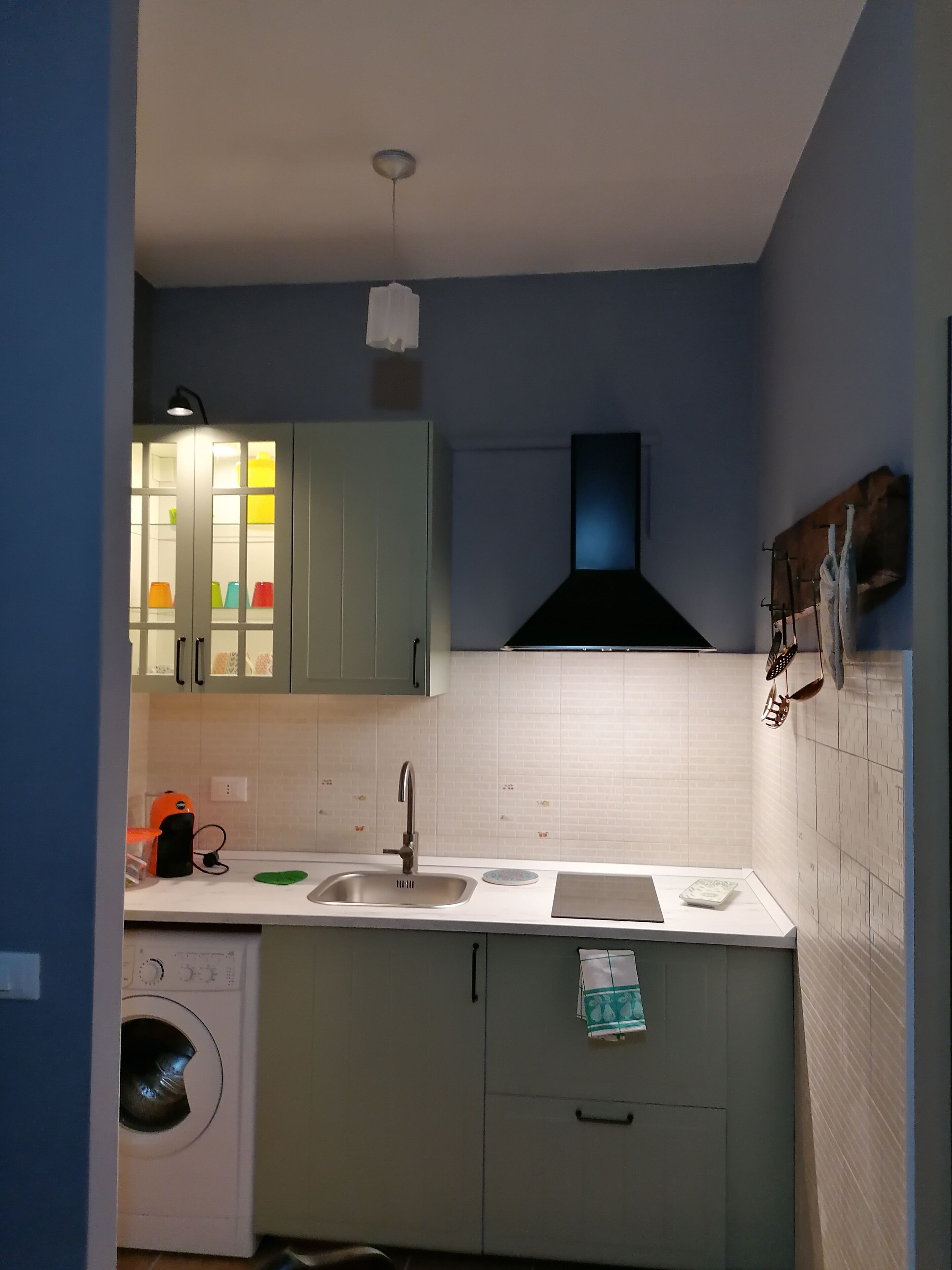 Kühlschrank, Wasserkocher mit Kaffee-/Teezubehör, Wasserkocher