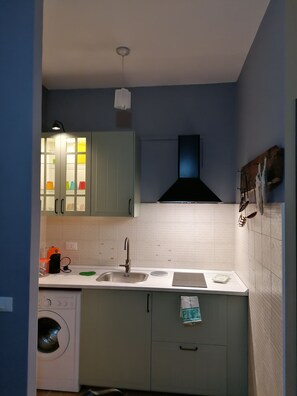 Kjøleskap, kaffetrakter/tekoker, vannkoker og kjøkkenutstyr