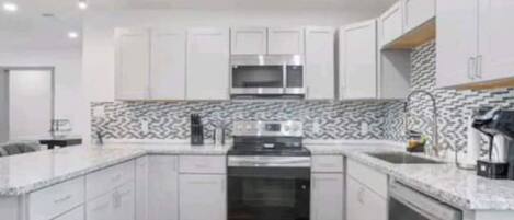 Réfrigérateur, four à micro-ondes, un four, surface de cuisson