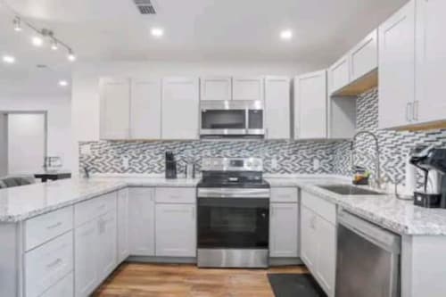 Modern 4 Bedroom Home, plenty of Parking!