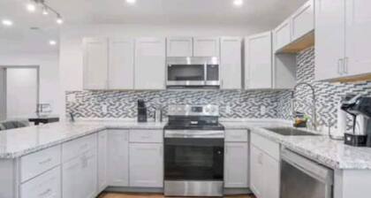 Modern 4 Bedroom Home, plenty of Parking!