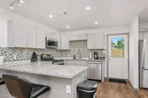 Modern 4 Bedroom Home, plenty of Parking!