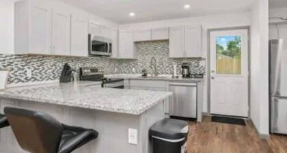 Modern 4 Bedroom Home, plenty of Parking!