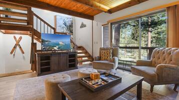 Rumah, Beberapa Tempat Tidur, balkon | Area keluarga | TV dan perapian