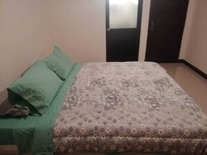 4 Schlafzimmer, Bügeleisen/Bügelbrett, Bettwäsche
